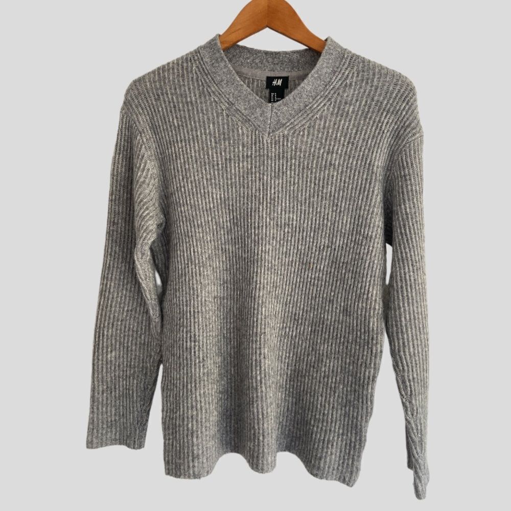 H&M Gray Knitted Vneck Sweater Size M